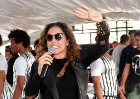  Daniela Mercury dedica show à companheira na Parada Gay